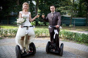 Жених и невеста на скутерах Segway